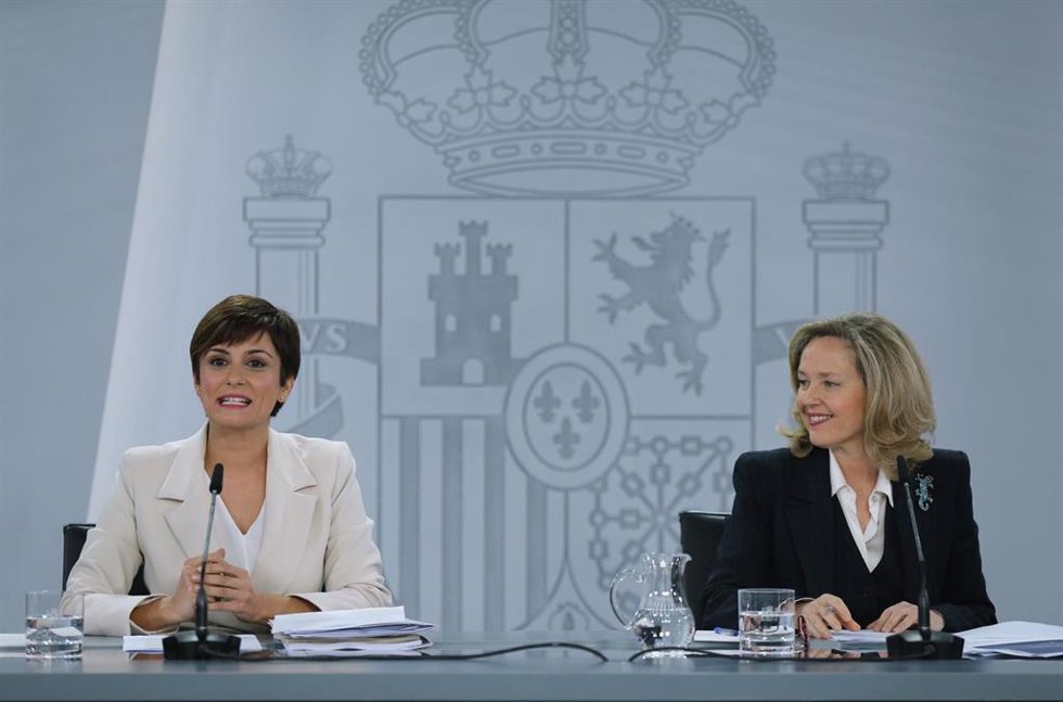 La ministra Portavoz, Isabel Rodríguez, y la vicepresidenta primera y ministra de Asuntos Económicos y Transformación Digital, Nadia Calviño, este martes.