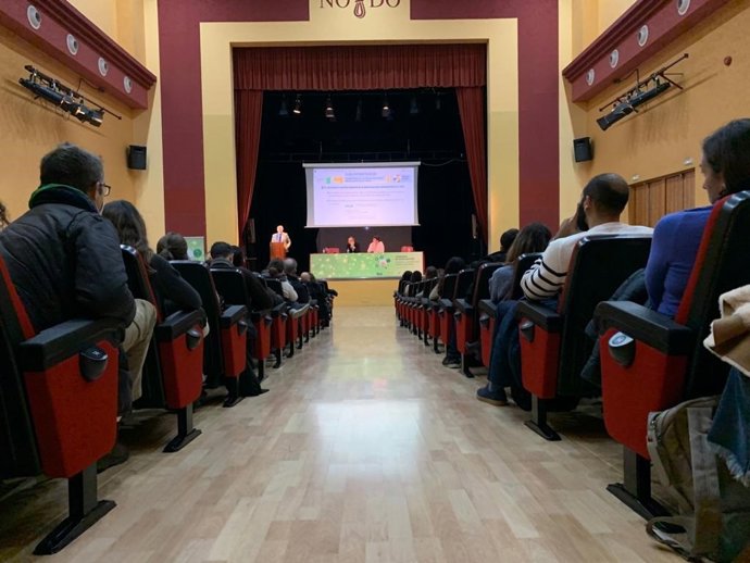 I jornada de investigación organizada por el Hospital Virgen Macarena en el salón de actos del Hogar Virgen de los Reyes de Sevilla.