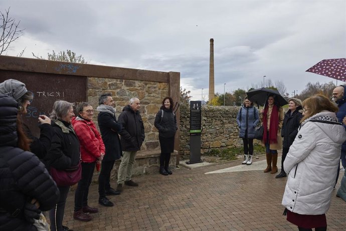 Espacio en recuerdo de las hermanas Úriz Pi en el Parque de las Pioneras, en Pamplona.