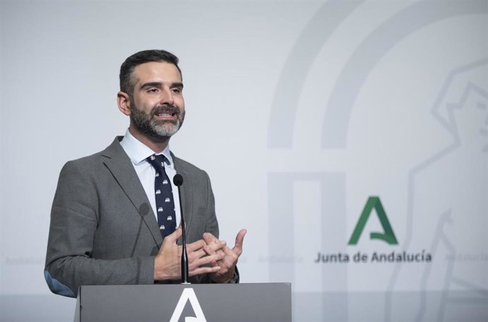 El consejero de Sostenibilidad, Medio Ambiente y Economía Azul y portavoz del Gobierno, Ramón Fernández-Pacheco en la rueda de prensa posterior al Consejo de Gobierno de la Junta de Andalucía. A 20 de diciembre de 2022, en Sevilla (Andalucía, España).Co