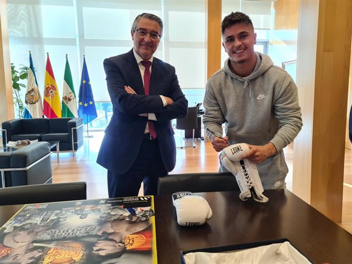 El presidente de la Diputación de Málaga, Francisco Salado, junto con el boxeador malagueño Samuel Molina
