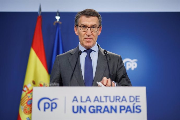 El líder del PP, Alberto Núñez Feijóo, durante una rueda de prensa, en la sede del PP, a 20 de diciembre de 2022, en Madrid (España). Durante la rueda de prensa, Feijóo ha valorado la decisión del Tribunal Constitucional de paralizar la tramitación en e