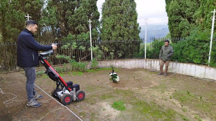 Dos investigadores usan un georadar en el cementerio de Castellar (Cádiz)