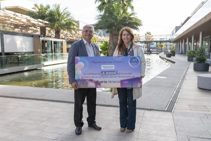 Archivo - Entrega de un cheque a ASPANOA, una de las causas de Puerto Venecia