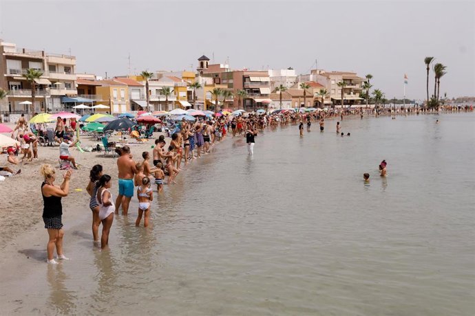Archivo - Una hilera de personas participa en una cadena humana por la recuperación del Mar Menor, en la Playa en Los Alcázares, a 13 de agosto de 2022, en Los Alcázares, Murcia (España). El acto ha sido convocado por el movimiento de la ILP (Iniciativa