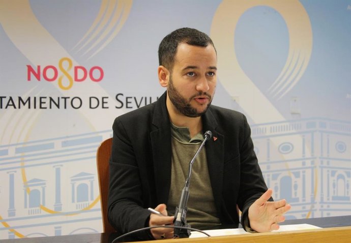 El portavoz del grupo municipal de IU, Daniel González Rojas, en una rueda de prensa en el Ayuntamiento, en foto de archivo.