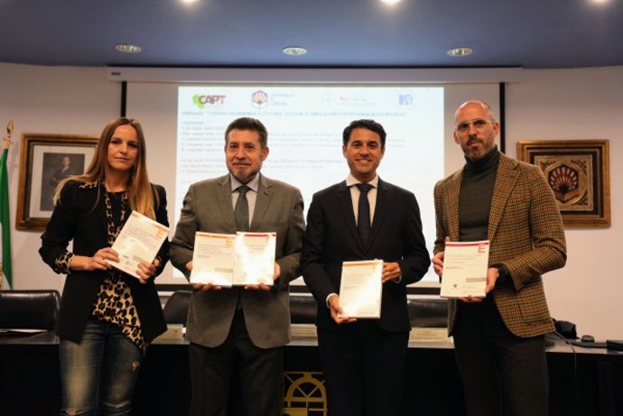 (Desde La Dcha.) El Delegado De Turismo De La Junta, Eduardo Lucena; El director De La Fundación Cajasur, Leopoldo Izquierdo; El Director De La Cátedra, Fernando Lara, Y La Vicedecana De Ciencias Del Trabajo, Leonor Pérez.