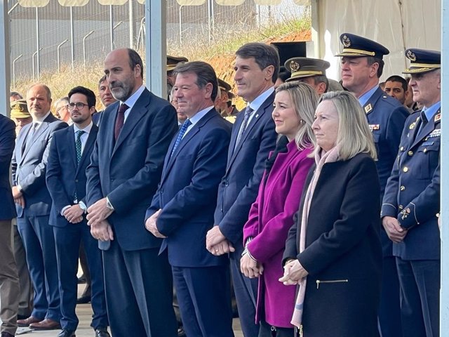 La alcaldesa de Alcalá de Guadaíra, Ana Isabel Jiménez, segunda por la derecha, en el acto de entrega de los primeros blindados Dragón al Ministerio de Defensa.