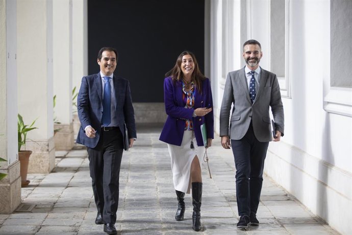 El consejero de Sostenibilidad, Medio Ambiente y Economía Azul y portavoz del Gobierno, Ramón Fernández-Pacheco (i); la consejera  de Inclusión Social, Juventud, Familias e Igualdad, Loles López (c) y el consejero de Justicia, Administración Local y Fun