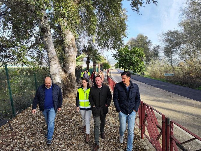 Casanueva y el alcalde de Villafranca, Francisco Palomares (centro), durante la visita a las obras.