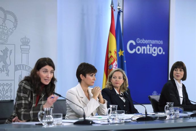 (I-D) La ministra de Justicia, Pilar Llop; la ministra Portavoz, Isabel Rodríguez; la vicepresidenta primera y ministra de Asuntos Económicos y Transformación Digital, Nadia Calviño y la ministra de Ciencia e Innovación, Diana Morant, durante la rueda d