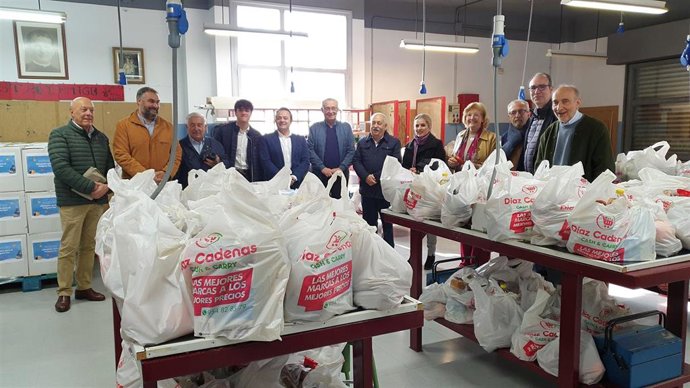 Entrega de alimentos de la Asociación Maruja Vilches en el Polígono Sur de Sevilla.