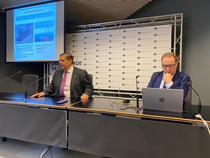 El rector de la UDC, Julio Abalde, y el vicerrector de Economía y Planificación Estratégica, Domingo Calvo