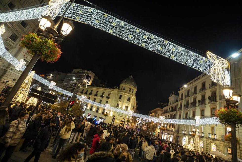 Archivo - Alumbrado navideño en Granada. Archivo.