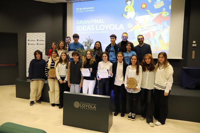 Alumnos de los equipos ganadores de la la Gran Final del II Concurso de Emprendimiento 'Ideas Loyola. Edición ESO y Bachillerato' de Córdoba.