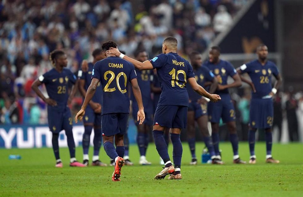 Kylian Mbappé consuela a Kingsley Coman tras fallar su penalti en la final del Mundial de Catar