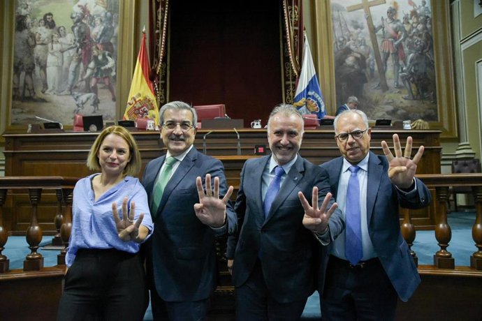 La consejera de Derechos Sociales, Noemí Santana, el vicepresidente, Román Rodríguez, el presidente de Canarias, Ángel Víctor Torres, y el portavoz de ASG, Casimiro Curbelo, tras la aprobación del cuarto presupuesto de la comunidad autónoma
