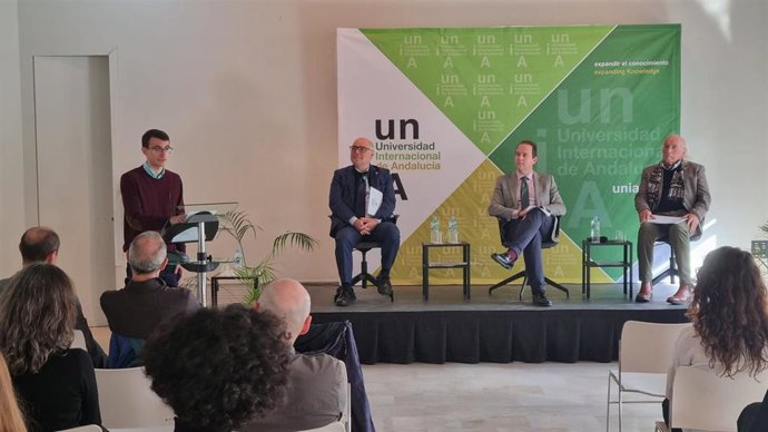 La Universidad Internacional de Andalucía ha hecho entrega esta mañana del Premio UNIA-Digital de investigación 2022 al doctor Antonio Parejo Matos por su tesis doctoral en torno al sector energético y las redes eléctricas inteligentes.