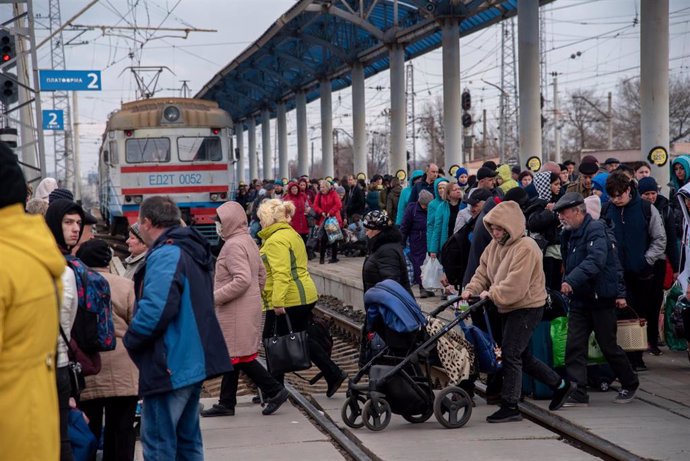 Archivo - Ucranianos en Donetsk huyen del conflicto