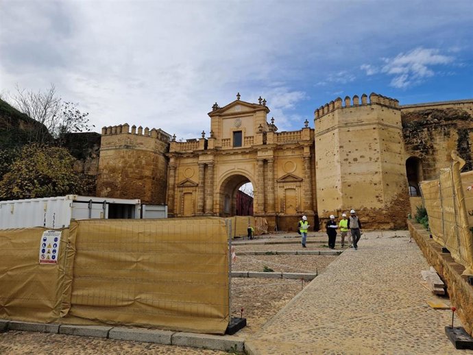 Obras de estabilización en la Puerta de Córdoba en Carmona (Sevilla).