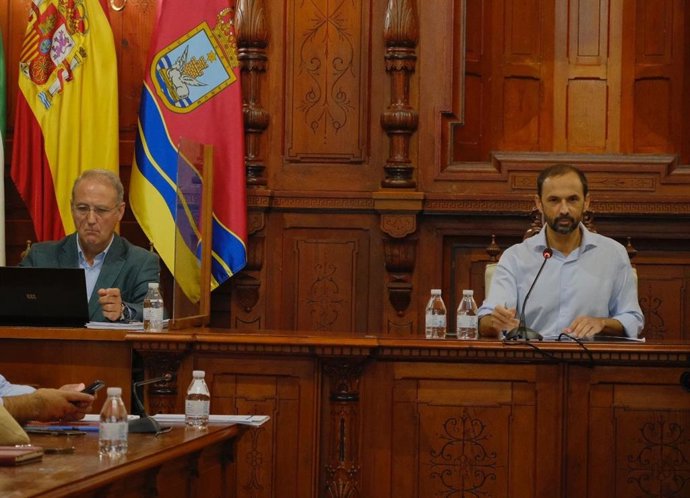 Víctor Mora, alcalde de Sanlúcar de Barrameda en un Pleno en el Ayuntamiento.