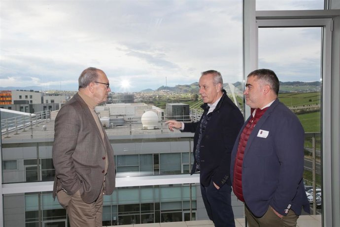El consejero de Turismo, Javier López Marcano, con los presidentes de la Federación Nacional y Federación Cántabra de Balonmano, Francisco Blázquez y José Manuel Barquín, respectivamente