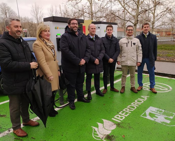 Puesta en marcha de estaciones de recarga para vehículos eléctricos en la capital abulense.