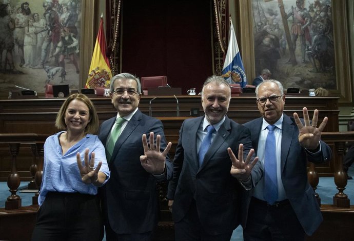 La consejera de Derechos Sociales, Noemí Santana Perera; el vicepresidente, Román Rodríguez; el presidente del Gobierno de Canarias, Ángel Víctor Torres, y el portavoz deASG, Casimiro Curbelo, posan tras la aprobación de los presupuestos del 2023