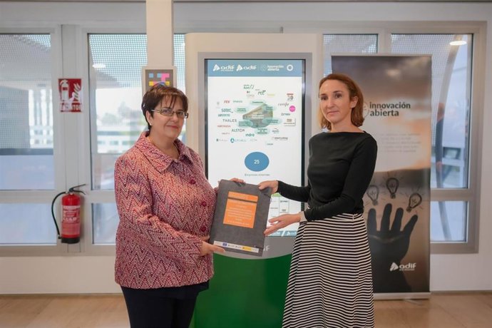La directora de Certificación y Compra Pública Innovadora de CDTI, Vega Gil y la directora General de Planificación, Estrategia y Proyectos de Adif, Montserrat Rallo, en un acto en Málaga