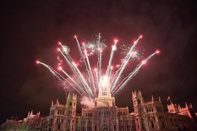 Fuegos artificiales tras la proyección del espectáculo visual realizado mediante videomapping sobre la fachada del Ayuntamiento de Madrid