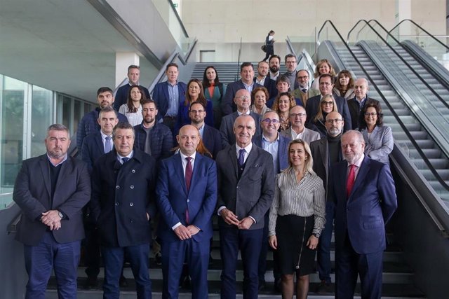 Foto de familia de alcaldes del Área Metropolitana y del presidente de la Diputación en la jornada 'Avanzando hacia la Agenda Urbana Metropolitana de Sevilla 2030', celebrada en Fibes.