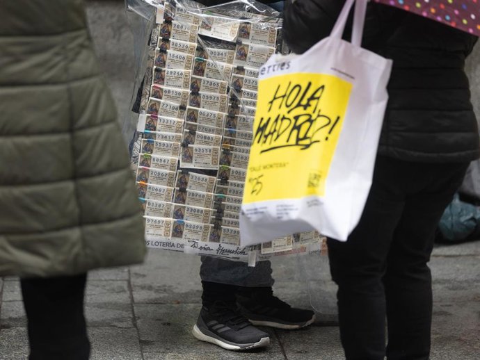Una persona vende Lotería de Navidad, a 9 de diciembre de 2022, en Madrid (España). El Sorteo Extraordinario de Navidad 2022 se celebrará el próximo 22 de diciembre, y repartirá 2.520 millones de euros. Este año se ha incrementado el número de series em