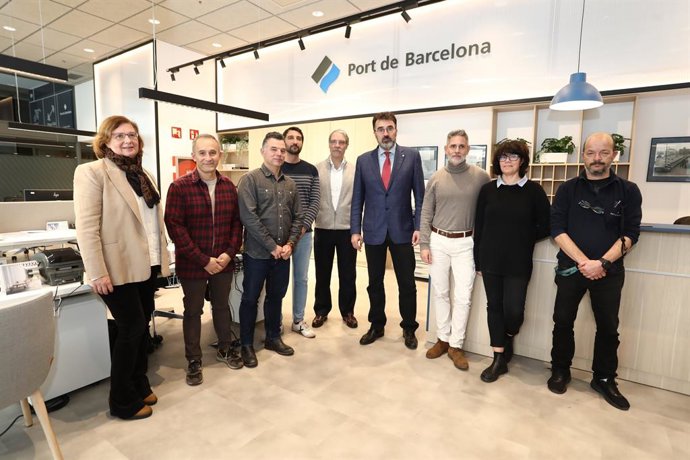 El president del Port de Barcelona, Lluís Salvadó, i la sots-directora general d'Organització i Recursos Interns, Catalina Grimalt, amb alguns dels treballadors del SAU de l'enclavament portuari