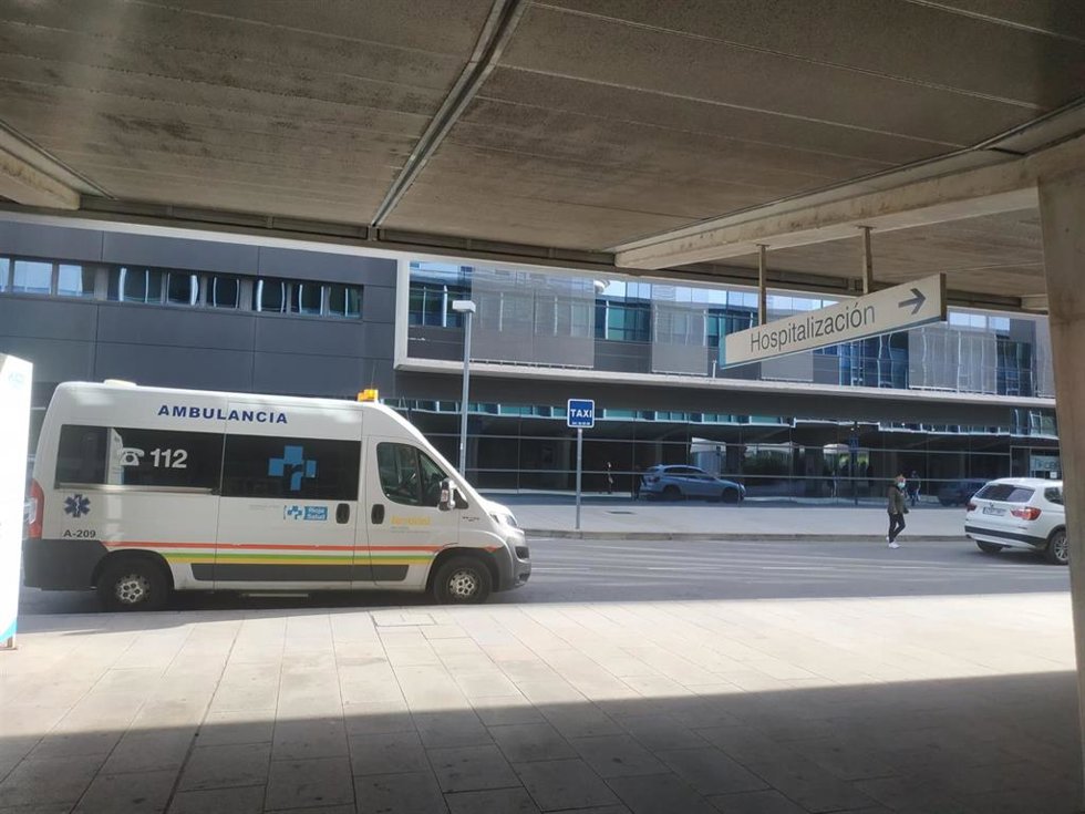Archivo - Hospital San Pedro, ambulancias