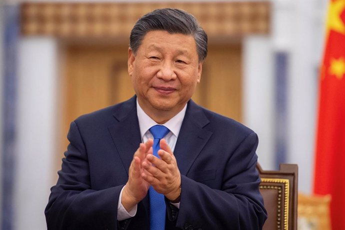 08 December 2022, Saudi Arabia, Riyadh: Chinese President Xi Jinping applauds during the signing of a comprehensive strategic partnership agreement between the Kingdom of Saudi Arabia and the People's Republic of China, at Al-Yamamah Palace in Riyadh. P