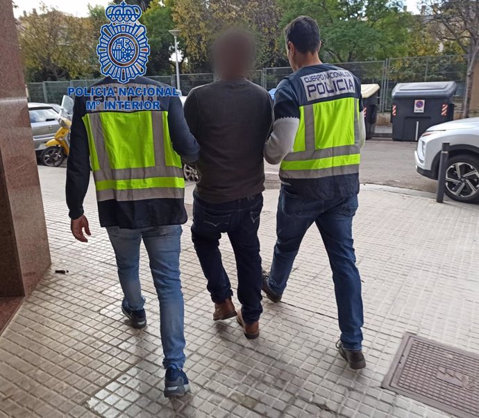 Dos agentes de la Policía Nacional en el momento de la detención del individuo.