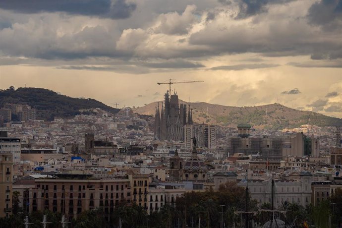 Vista de la catedral Sagrada Familia desde el mirador Hotel Grand Marina, a 25 de noviembre de 2022, en Barcelona, Catalunya (España).