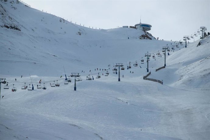 Varias personas esquían en la nieve, a 8 de diciembre de 2022, en Grandvalira, Andorra. Grandvalira es la estación de esquí más grande de Andorra, ofrece 210 kilómetros, repartidos en 139 pistas, para disfrutar de los deportes de invierno al aire libre,