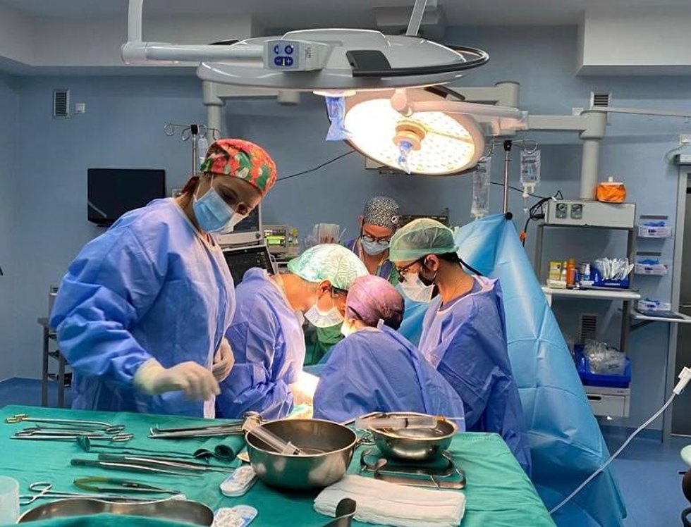 Un quirófano durante una operación.