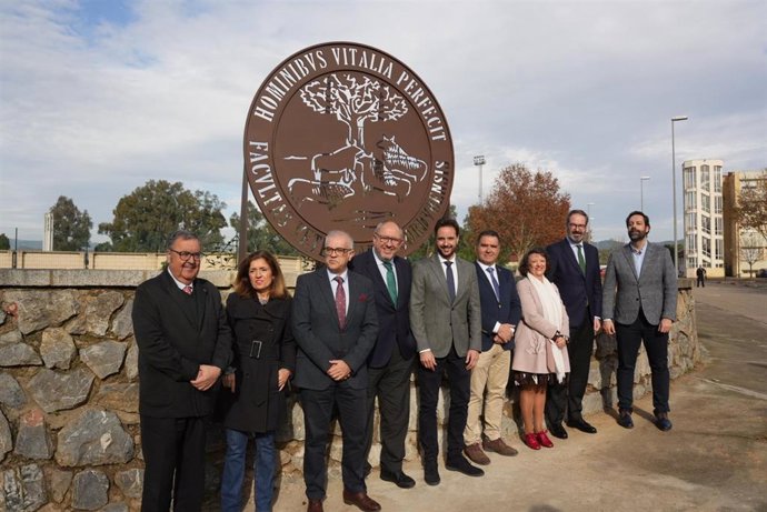 Autoridades junto al momumento conmemorativo por los 175 años de la Facultad de Veterinaria de la UCO.