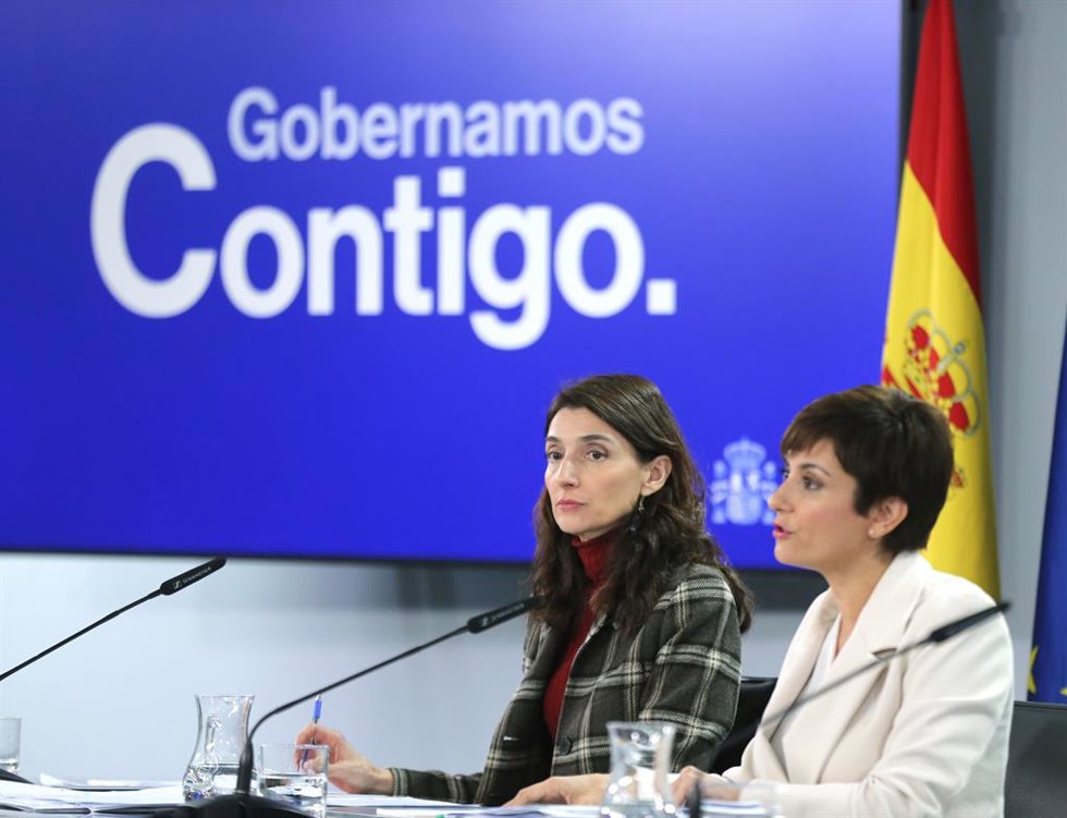 La ministra de Justicia, Pilar Llop, y la ministra Portavoz, Isabel Rodríguez, durante la rueda de prensa tras la reunión del Consejo de Ministros en Moncloa, a 20 de diciembre de 2022, en Madrid (España).
