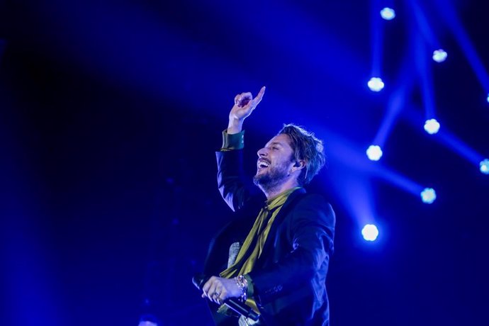 Archivo - El cantante Manuel Carrasco, durante su concierto en el Wizink Center, a 18 de febrero de 2022, en Madrid (España). 