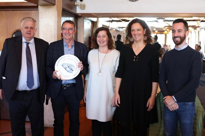 La presidenta del Govern, Francina Armengol (c), durante la comida por la celebración de la Asamblea Provincial del Servicio Discrecional de Viajeros de Baleares y Autocares de Transporte Turístico.
