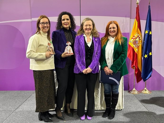 La concejala de Mujer, Virginia Barrera, junto a la delegada del Gobierno contra la Violencia de Género, Victoria Rosell, con el Premio Menina otorgado al Ayuntamiento de San Fernando (Cádiz)