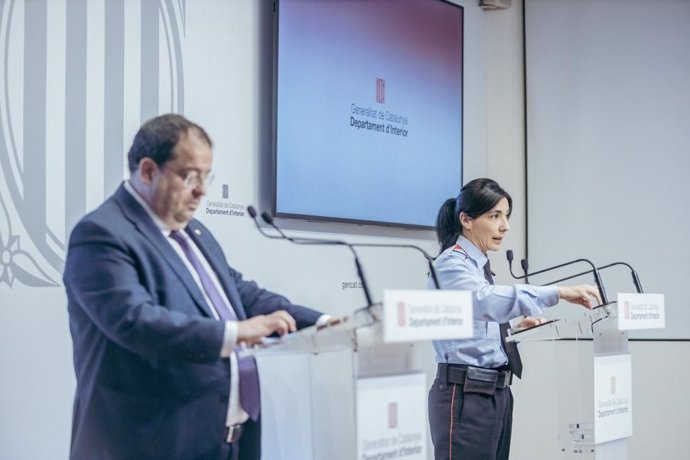El conseller de Interior, Joan Ignasi Elena, y la portavoz de los Mossos d'Esquadra, Montserrat Escudé