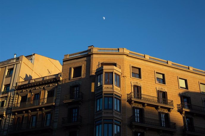 Archivo - Edificios con viviendas, a 11 de enero de 2022, en Barcelona, Cataluña (España). 