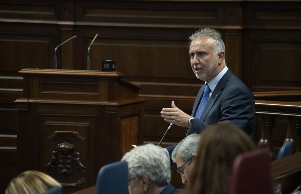 El presidente del Gobierno de Canarias, Ángel Víctor Torres, durante una sesión plenaria en el Parlamento de Canarias