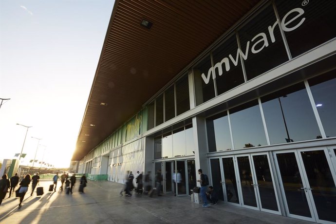 Archivo - Logo de VMware en el evento VMworld 2019