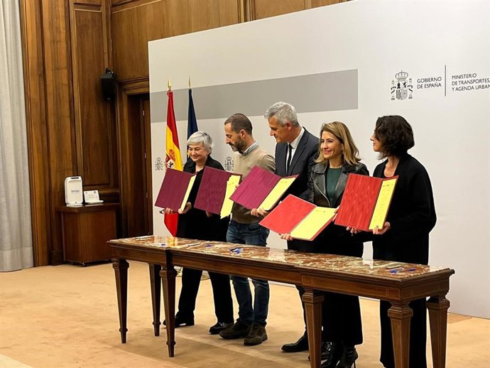 La alcaldesa de Gijón, Ana González (izda), durante la firma  de un convenio con el Ministerio de Transportes, Movilidad y Agenda Urbana que permitirá la construcción de 250 viviendas de alquiler para jóvenes en el antiguo solar de Peritos