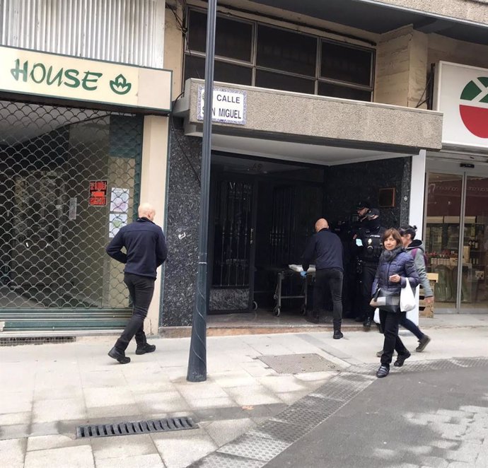 Portal de la vivienda de la calle San Miguel de Zaragoza, donde un hombre de 83 años ha matado a su mujer, según ha confesado tras entregarse a la Policía Nacional